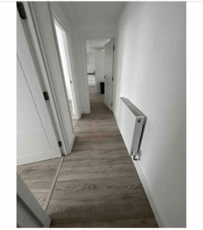 Morden 2 bed central